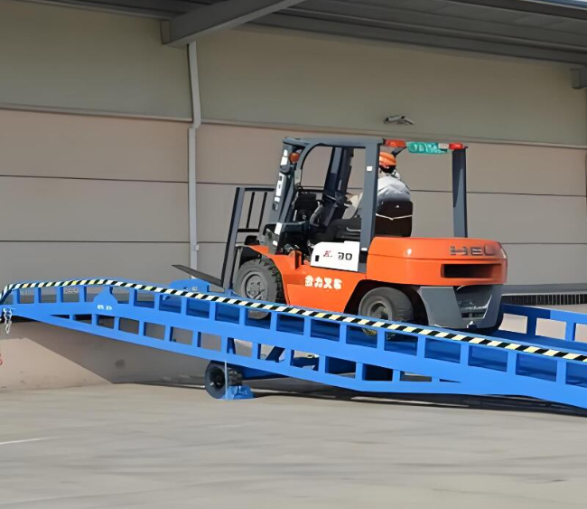 凤城移动式卸货平台（叉车用）